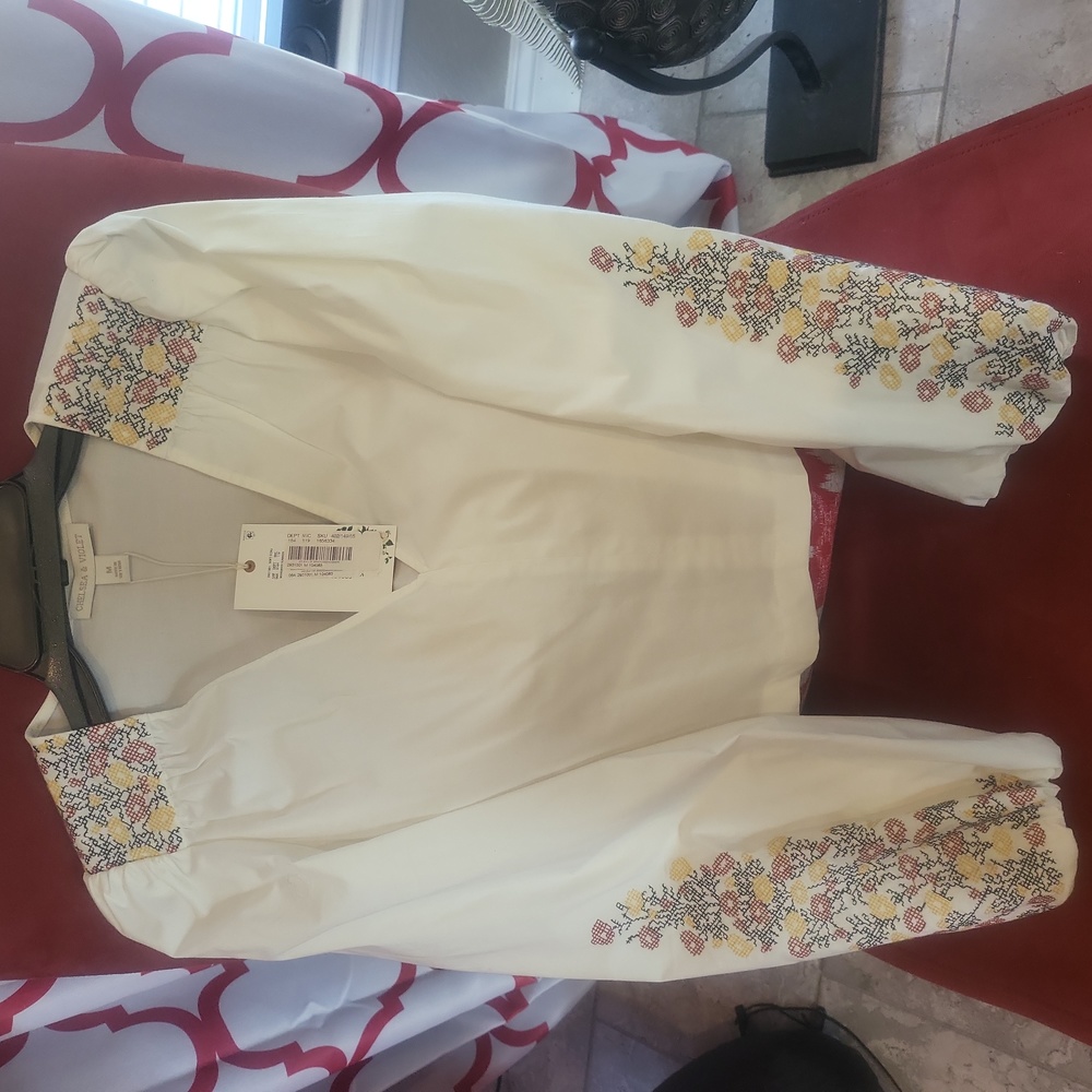 CHELSEA VIOLET MED OFF WHITE WAIST LENGTH TOP NEW W/TAG